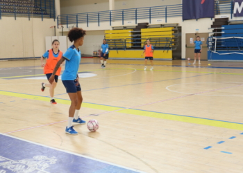 Bia controla el balón durante el entrenamiento llevado a cabo el pasado lunes en el pabellón Javier Imbroda Ortiz.