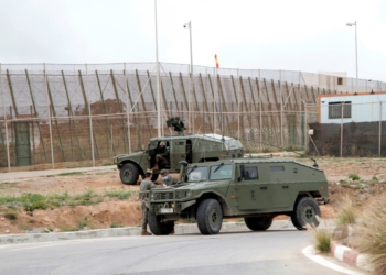 GRAF7045. MELILLA, 07/04/2020.- Despliegue del ejército en la valla de Melilla hoy martes después de que esta madrugada sufriera uno de los intentos de entrada más numerosos y violentos de los últimos meses, en el que participaron unos 260 inmigrantes subsaharianos, de los cuales alrededor de 50 consiguieran su objetivo y dos han sido detenidos. EFE/Francisco García Guerrero