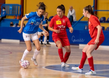 La capitana del filial melillense en acción, durante uno de los encuentros disputados esta temporada en el pabellón Lázaro Fernández.