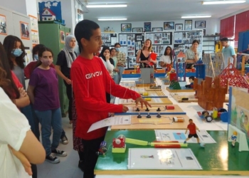 Uno de los alumnos del Aula de Atención Temporal explica el funcionamiento de los aparatos.