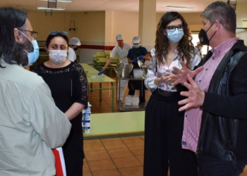 Berbel, junto a la delegada del Gobierno, Sabrina Moh, y otras autoridades en un comedor escolar de Melilla.