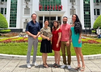 El vicedecano de Investigación, Proyectos Internacionales y Transferencia, Oswaldo Lorenzo; la directora del
Gabinete de Orientación Universitaria, Teresa Perandones; la decana del Departamento de Español de la Universidad de Hanoi, Huyen Nguyen; y la técnico del proyecto Ecalfor, Ana Lendínez, y el profesor José Manuel Ortiz, ambos de la facultad melillense.