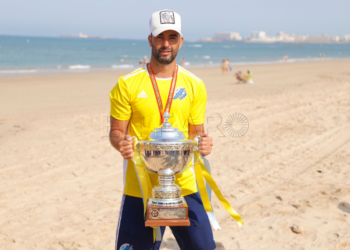 Juanmi Villegas ha logrado este verano, al frente de la Selección de Melilla Juvenil, el Nacional de Fútbol Playa.