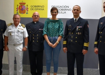 La delegada del Gobierno, Sabrina Moh, recibe al capitán del buque escuela de la Armada polaca.