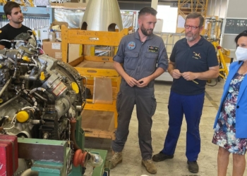 La ministra de Defensa, Margarita Robles, de visita en las instalaciones de la Maestranza Aérea de Albacete este 22 de agosto. Foto: Twitter del Ministerio de Defensa.