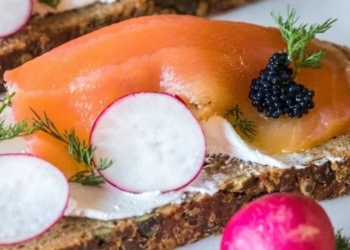 Smorrebrød con salmón ahumado. Foto: Royal.