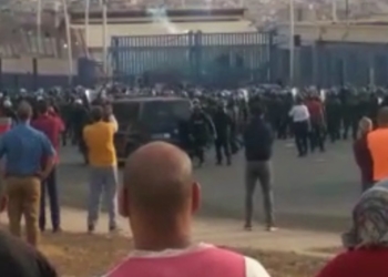 Personas de un pueblo cercano a Melilla viendo el salto a la valla el 24J. Foto: Captura de vídeo.