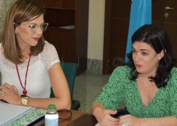 Sabrina Moh (izquierda) junto a Isabel Castro.