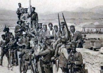 Soldados del regimiento de Infantería 'La Corona' al pie de la bandera colocada en la Alcazaba de Zeluán durante la Campaña del Rif en 1921.