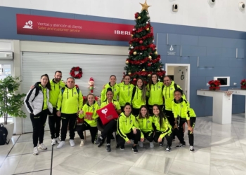 La expedición melillense, momentos antes de partir hacia tierras peninsulares para afrontar el partido de octavos de final de la Copa de SM La Reina.