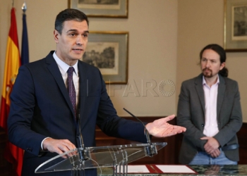 GRAF7667 MADRID, 12/112019.- El presidente del Gobierno español en funciones, el socialista Pedro Sánchez ,i. durante su intervención ante los medios en el Congreso de los Diputados tras llegar hoy a un acuerdo el líder de Unidas Podemos, Pablo Iglesias ,d., para la formación de un Ejecutivo en España tras las elecciones del pasado domingo..EFE/Paco Campos