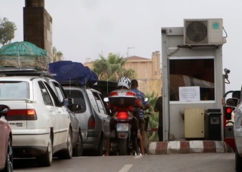 GRAF1069. MELILLA, 12/09/2018.- Varios vehículos circulan por el paso fronterizo de Beni-Enzar. Melilla, que tiene cuatro pasos fronterizos con Marruecos por los que cruzan cada año en ambos sentidos más de 20 millones de personas y casi cinco millones de vehículos, está en vilo por el futuro de su aduana comercial, cerrada desde hace 43 días por decisión unilateral del país vecino. EFE/ F.G. Guerrero