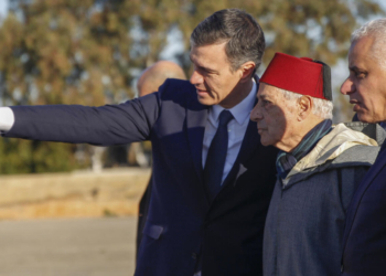 RABAT (MARRUECOS), 02/02/2023.- El presidente del Gobierno español, Pedro Sánchez (i), visita el Mausoleo Mohamed V en Rabat, Marruecos, junto al historiador del Reino de Marruecos y portavoz del Palacio Real, Abdelhak Lamrini (2d), y el ministro marroquí de Sanidad, Khalid Ait Taleb (d). El presidente del Gobierno realizó este jueves una ofrenda floral en el mausoleo de Mohamed V, en Rabat, antes del inicio de las sesiones de la XII Reunión de Alto Nivel (RAN) entre España y Marruecos. EFE/ Mohamed Siali