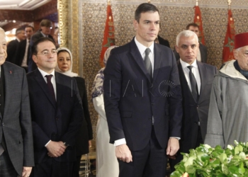 RABAT (MARRUECOS), 02/02/2023.- El presidente del Gobierno español, Pedro Sánchez (3d), visita el Mausoleo Mohamed V en Rabat, Marruecos, junto al historiador del Reino de Marruecos y portavoz del Palacio Real, Abdelhak Lamrini (d), y el ministro marroquí de Sanidad, Khalid Ait Taleb (2d), y el ministro español de Exteriores, José Manuel Albares (2i). El presidente del Gobierno realizó este jueves una ofrenda floral en el mausoleo de Mohamed V, en Rabat, antes del inicio de las sesiones de la XII Reunión de Alto Nivel (RAN) entre España y Marruecos. EFE/ Mohamed Siali