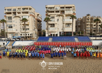 Foto de familia con todos los equipos que han participado en el VII Campeonato de Copa Federación de Fútbol Playa.