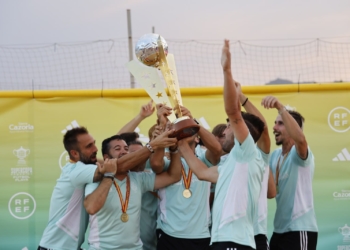 El Fútbol Playa Huelva CD ha llevado a cabo una gran temporada y se ha llevado el trofeo de campeón tanto en Liga, como en Copa y Supercopa.