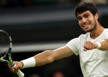 Carlos Alcaraz jugará su primera semifinal en el All England Club, en el que será su tercer enfrentamiento con el tenista ruso.