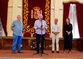 Marta Fernández (izq) junto a Miguel Marín y Juan José Imbroda durante la visita de las Casas de Melilla al Salón Dorado.