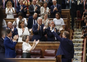 MADRID, 29/09/2023.- El líder del Partido Popular y candidato presidencial, Alberto Núñez Feijóo es aplaudido por la bancada popular tras la segunda votación de su investidura, este viernes en el Congreso. Feijóo ha perdido hoy la segunda y última de sus opciones para convertirse en presidente del Gobierno español, tal y como estaba previsto, ya que afrontaba su investidura sin haber conseguido los suficientes apoyos. EFE/Juan Carlos Hidalgo