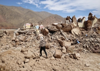 Talat N'yaquoub (Morocco), 12/09/2023.- A person walks through rubble from damaged buildings following a powerful earthquake in the village of Talat N'Yaaqoub, south of Marrakesh, Morocco, 12 September 2023. The magnitude 6.8 earthquake that struck central Morocco late 08 September has killed more than 2,800 people, damaging buildings from villages and towns in an area stretching from the Atlas Mountains to Marrakesh, according to the country's Interior Ministry. Morocco's King Mohammed VI on 09 September declared a three-day national mourning for the victims of the earthquake. (Terremoto/sismo, Marruecos) EFE/EPA/MOHAMED MESSARA