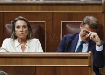 MADRID, 29/09/2023.- El líder del Partido Popular y candidato presidencial, Alberto Núñez Feijóo junto a la portavoz, Cuca Gamarra durante la segunda votación de su investidura, este viernes en el Congreso. Feijóo ha perdido hoy la segunda y última de sus opciones para convertirse en presidente del Gobierno español, tal y como estaba previsto, ya que afrontaba su investidura sin haber conseguido los suficientes apoyos. EFE/Juan Carlos Hidalgo