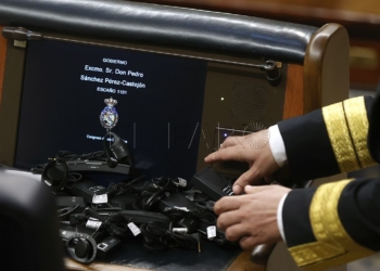 MADRID, 19/09/2023.- Detalle del escaño del presidente del Gobierno en funciones, Pedro Sánchez, con los auriculares de traducción en el hemiciclo, este martes.  El Congreso de los Diputados estrena este martes el uso de las lenguas cooficiales durante los plenos, en los que por primera vez se podrán escuchar con traducción simultánea las intervenciones que hagan los diputados en catalán, vasco y gallego. EFE/ Juan Carlos Hidalgo