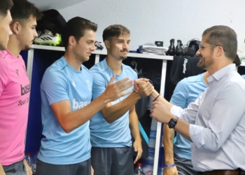 Miguel Ángel Fernández Bonnemaisón, consejero de Educación, Juventud y Deportes de la CAM, acudió ayer al vestuario unionista para trnsmitir fuerza y ánimo a la plantilla.