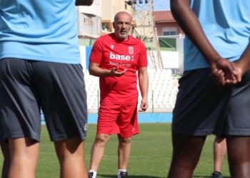 El técnico unionista dando instrucciones a sus jugadores durante uno de los entrenamientos previos al choque.