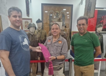 Juanjo Florensa, junto al director del Museo Militar de Málaga, Javier Chaos; y su gerente, Bernardo Haro.