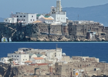 Comparativa del antes y el después del Peñón de Alhucemas. | Fotografía: Miguel Ruiz Rueda