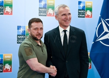 Vilnius (Lithuania), 12/07/2023.- NATO Secretary General Jens Stoltenberg (R) and Ukraine's President Volodymyr Zelensky shake hands before a bilateral meeting, at the NATO ?summit in Vilnius, Lithuania, 12 July 2023. The North Atlantic Treaty Organization (NATO) Summit takes place in Vilnius on 11 and 12 July 2023 with the alliance's leaders expected to adopt new defense plans. (Lituania, Ucrania) EFE/EPA/FILIP SINGER