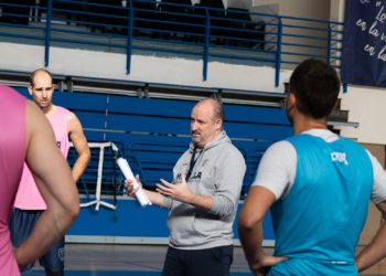 Rafa Monclova habla con los jugadores de su plantilla, preparando el duelo de esta tarde noche en el que el Decano se medirá, a domicilio, al Grupo Alega Cantabria.