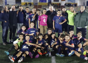 La Peña Barcelonista B posa con el trofeo de campeón de Copa Federación de 2ª División Infantil.