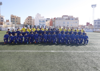 Foto de familia de los dos combinados melillenses que iban a tomar parte en el Campeonato de España de Selecciones Autonómicas Sub-14 y Sub-16 que comienza hoy en Islas Baleares.