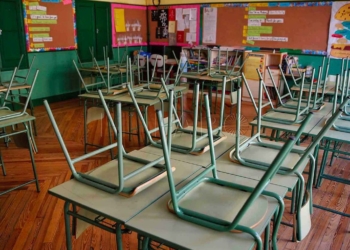 GRAF5326. MADRID, 11/03/2020.- Un aula desierta en el colegio público Rufino Blanco en Madrid, este miércoles. La suspensión de clases en las comunidades de Madrid y La Rioja y en las localidades alavesas de Vitoria y Labastida supone una situación inédita que obliga a los padres a improvisar el cuidado de sus hijos e inquieta a los alumnos con exámenes pendientes, mientras que algunos profesores tendrán que impartir las materias a distancia. EFE/ Paco Campos