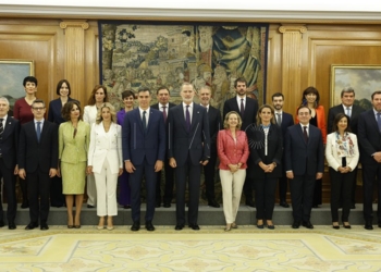 MADRID, 21/11/2023.- El rey Felipe y el presidente del Gobierno, Pedro Sánchez, posan para la foto de familia junto a los miembros del nuevo Ejecutivo durante la ceremonia en la que los 22 ministros del nuevo Gobierno prometieron sus cargos ante el monarca este martes en el Palacio de la Zarzuela. EFE/ Chema Moya POOL