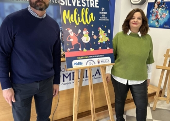 El consejero de Deportes de la CAM y la presidenta del Club Atlético Melilla, junto al cartel anunciador de la prueba.