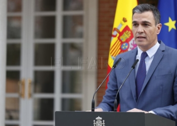 MADRID, 24/02/2022.- El presidente del Gobierno, Pedro Sánchez, realiza una declaración institucional en el Palacio de La Moncloa, tras participar este jueves en una reunión del Consejo de Seguridad Nacional celebrada en el Palacio de la Zarzuela, y presidida por el rey, tras la operación militar que Rusia ha lanzado en la madrugada de este jueves contra Ucrania. EFE/ Javier Lizon