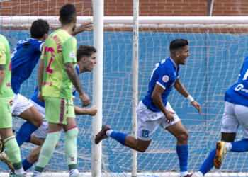 Siddiki corre junto a sus compañeros para celebrar el gol conseguido tras rematar de cabeza un centro servido, a balón parado, por Víctor Morillo, y que a la postre le daría los tres puntos en litigio a la escuadra azulina.