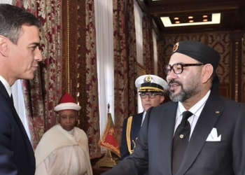 This photo provided by the Moroccan Royal Palace shows Spanish Prime Minister Pedro Sanchez, left, greeted by Moroccan King Mohammed VI prior to their lunch at the Royal Palace in Rabat, Morocco, Monday, Nov. 19, 2018. Sanchez urged greater cooperation on migration while making his first visit Monday to Morocco, a jumping-off point for a growing number of migrants trying to reach Spain and get a foothold in Europe. (Moroccan Royal Palace via AP)