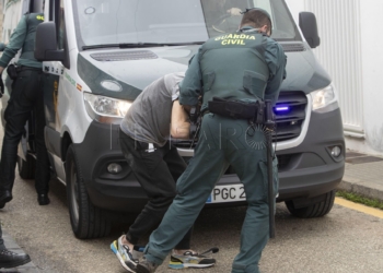 *AMPLIACIÓN PIE DE FOTO* BARBATE (CÁDIZ), 12/02/2024.- Agentes de la Guardia Civil trasladan a los juzgados de Barbate (Cádiz) al piloto de la narcolancha, Francisco Javier M.P., Kiko "El Cabra", detenido por la muerte de dos guardias civiles a los que arrollaron con una narcolancha en la localidad gaditana de Barbate el pasado viernes, que este lunes han pasado a disposición judicial. EFE/Román Ríos