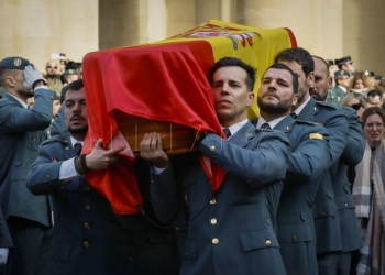 GRAFCAV8783. PAMPLONA, 11/02/2024.- Con emoción contenida compañeros del guardia civil David Pérez Carracedo, uno de los agentes fallecidos este viernes al ser embestida su patrullera por una narcolancha en Barbate (Cádiz), autoridades y ciudadanos navarros se han congregado este domingo en la catedral de Pamplona para arropar en el funeral a la familia y allegados del agente. EFE/ Villar López