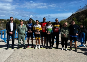 Imagen de los ciclistas que se alzaron con los primeros puestos en las diferentes categorías, junto al consejero de Deportes.