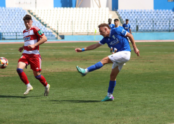 Víctor Morillo en acción, durante el partido disputado el pasado domingo en el Estadio Municipal Álvarez Claro y que terminó con victoria frente al Recreativo Granada.