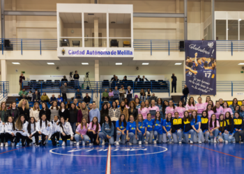 Foto de familia de mujeres influyentes en el ámbito de la mujer y la igualdad junto a la representación de los cuatro clubes femeninos más representativos de la Ciudad Autónoma de Melilla.