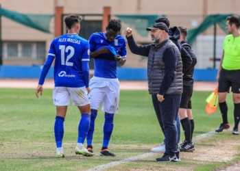 Álex Macías atiende a las indicaciones del técnico lucense Víctor Basandre, durante el encuentro disputado el pasado fin de semana frente al Atlético Sanluqueño.