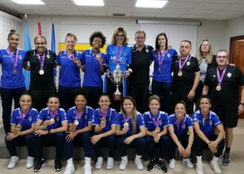 Sabrina Moh posó sosteniendo el trofeo conseguido, junto a las jugadoras, directivos y miembros del staff técnico del conjunto melillense.