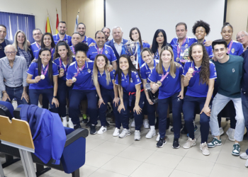 Foto de familia de los componentes del Torreblanca Melilla CF (jugadoras, técnicos y directivos), junto a Diego Martínez.