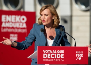 VITORIA, 12/04/2024.- La ministra de Educación, Formación Profesional y Deportes, Pilar Alegría, durante el acto electoral que los socialistas vascos han celebrado hoy viernes en Vitoria. EFE / L. Rico.