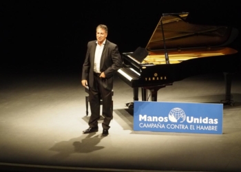 El pianista durante un concierto benéfico de Manos Unidas.